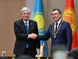 Касым-Жомарт Токаев Садыр Жапаровду &laquo;Алтын кыран&raquo; ордени менен сыйлады 
