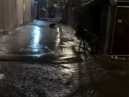 В&nbsp;Бишкеке прорвало трубу и&nbsp;затопило улицу 
