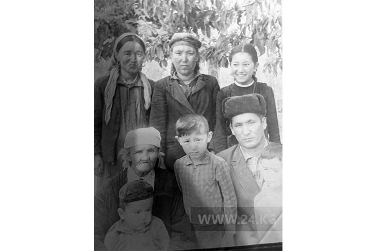 из семейного архива Омурбека Текебаева