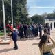 Фото читателя. Митингующие остались ждать ответа властей у Дома правительства 