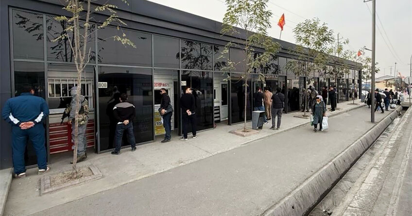 Миллионы сомов и&nbsp;долларов: ГКНБ накрыл сеть нелегальных обменников на&nbsp;&laquo;Достуке&raquo; 