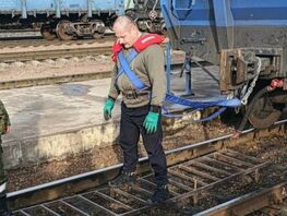 Кыргызстанец установил новый рекорд. Он&nbsp;переместил семь вагонов на&nbsp;шесть метров 