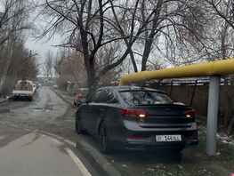 Чудаки парковки. В&nbsp;Бишкеке машины оставляют на&nbsp;газонах и&nbsp;тротуарах 