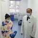 Фото 24-kg.com. Глава Минздрава Алымкадыр Бейшеналиев навестил пациентку