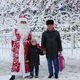 Фото ИА «24-kg.com». Фотография с Дедом Морозом у новогодней елки на площади Ала-Тоо. Бишкек, 2017 год