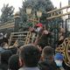 Фото 24-kg.com. Митингующие не могут решить, сносить забор или оставить