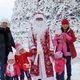 Фото ИА «24-kg.com». Фотография с Дедом Морозом у новогодней елки на площади Ала-Тоо. Бишкек, 2017 год