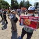 Фото 24-kg.com. Начавшийся в Бишкеке возле Жогорку Кенеша митинг в поддержку Орхана Инанды продолжился у здания правительства