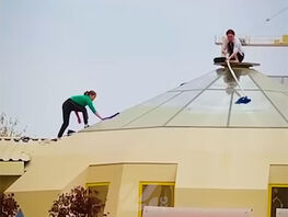 В&nbsp;Бишкеке женщины мыли окна купола нового здания Нацбанка без страховки 