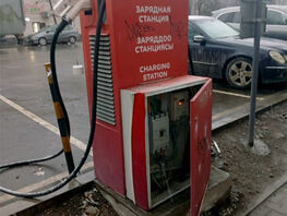 Опасный щит рядом со&nbsp;школой: в&nbsp;Бишкеке обнаружили открытую зарядную станцию 