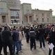 Фото 24-kg.com. Возле железнодорожного вокзала собираются участники марша против ОПГ