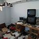 Фото 24-kg.com. Один из номеров гостиницы, заваленный разбитой бытовой техникой