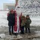 Фото ИА «24-kg.com». Дети фотографируются с Дедом Морозом на площади Ала-Тоо. Бишкек, декабрь 2017 года