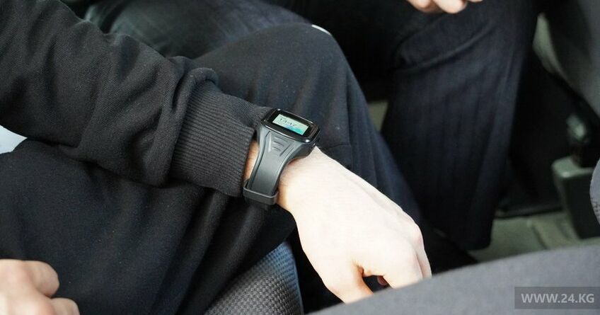 Первые 15&nbsp;семейных дебоширов в&nbsp;Бишкеке получили электронные браслеты 