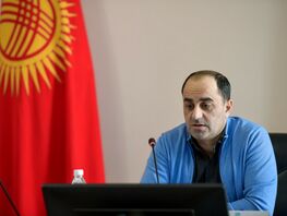 Вице-мэр заблокирован: неизвестный водитель устроил затор у&nbsp;Жогорку Кенеша 