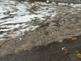 Бишкекчане жалуются на&nbsp;ужасное состояние дорог с&nbsp;приходом первого снега 