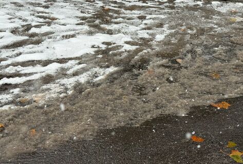 Бишкекчане жалуются на&nbsp;ужасное состояние дорог после первого снега 