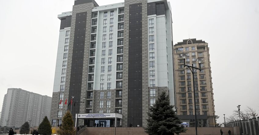 Президент КР&nbsp;открыл современный военно-медицинский комплекс ГКНБ 