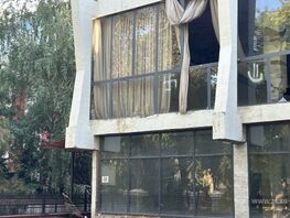 Вандалы изрисовали окна здания в&nbsp;центре Бишкека 