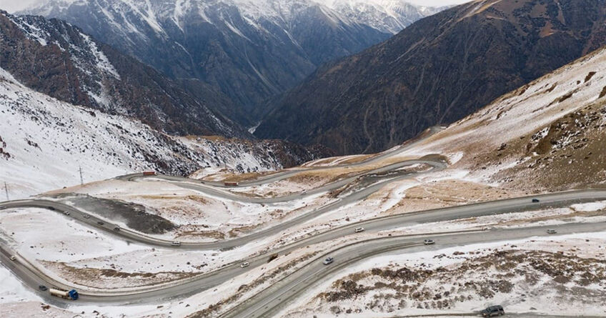 На&nbsp;перевалах выпал снег: ограничения для большегрузов остаются в&nbsp;силе 