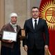 Фото пресс-службы президента. Садыр Жапаров вручил госнаграды родителям погибших при защите границы