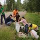 Фото ИА «24-kg.com». Уборка мусора на объездной дороге города Каракола, 29 мая 2017 года