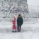 Фото ИА «24-kg.com». Фотография с Дедом Морозом у новогодней елки на площади Ала-Тоо. Бишкек, 2017 год