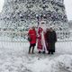 Фото ИА «24-kg.com». Фотография с Дедом Морозом у новогодней елки на площади Ала-Тоо. Бишкек, 2017 год
